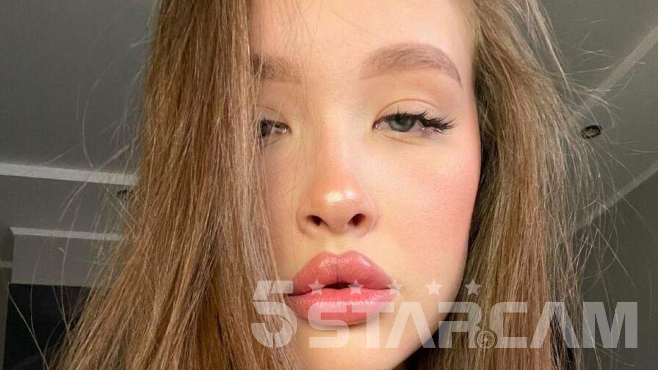Webcam Model Straight Female BeckyRecky Performs Smoke cigarette