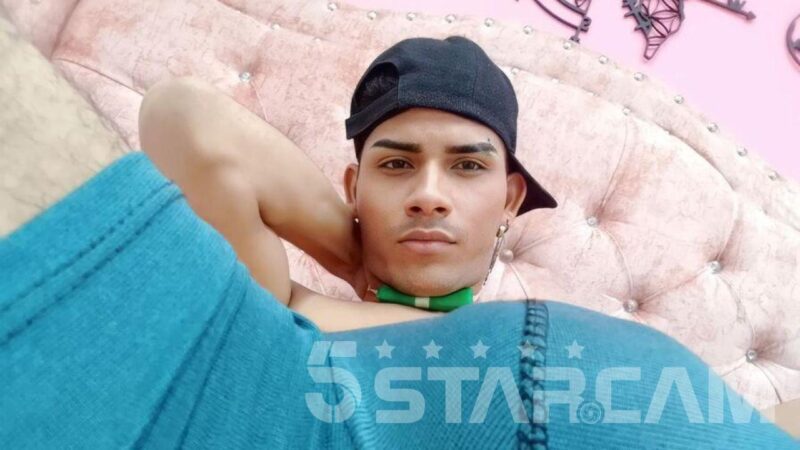 Five Star Cam Bisexual Male MaxStors Performs Snapshot